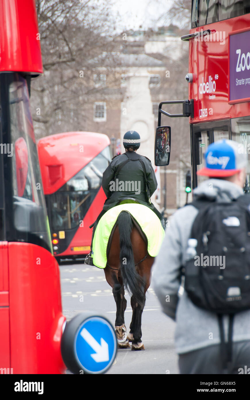 London, England. 06 März 2016. Wachmänner zu Pferd auf der Straße zwischen der traditionellen Doppeldeckerbus Stockfoto