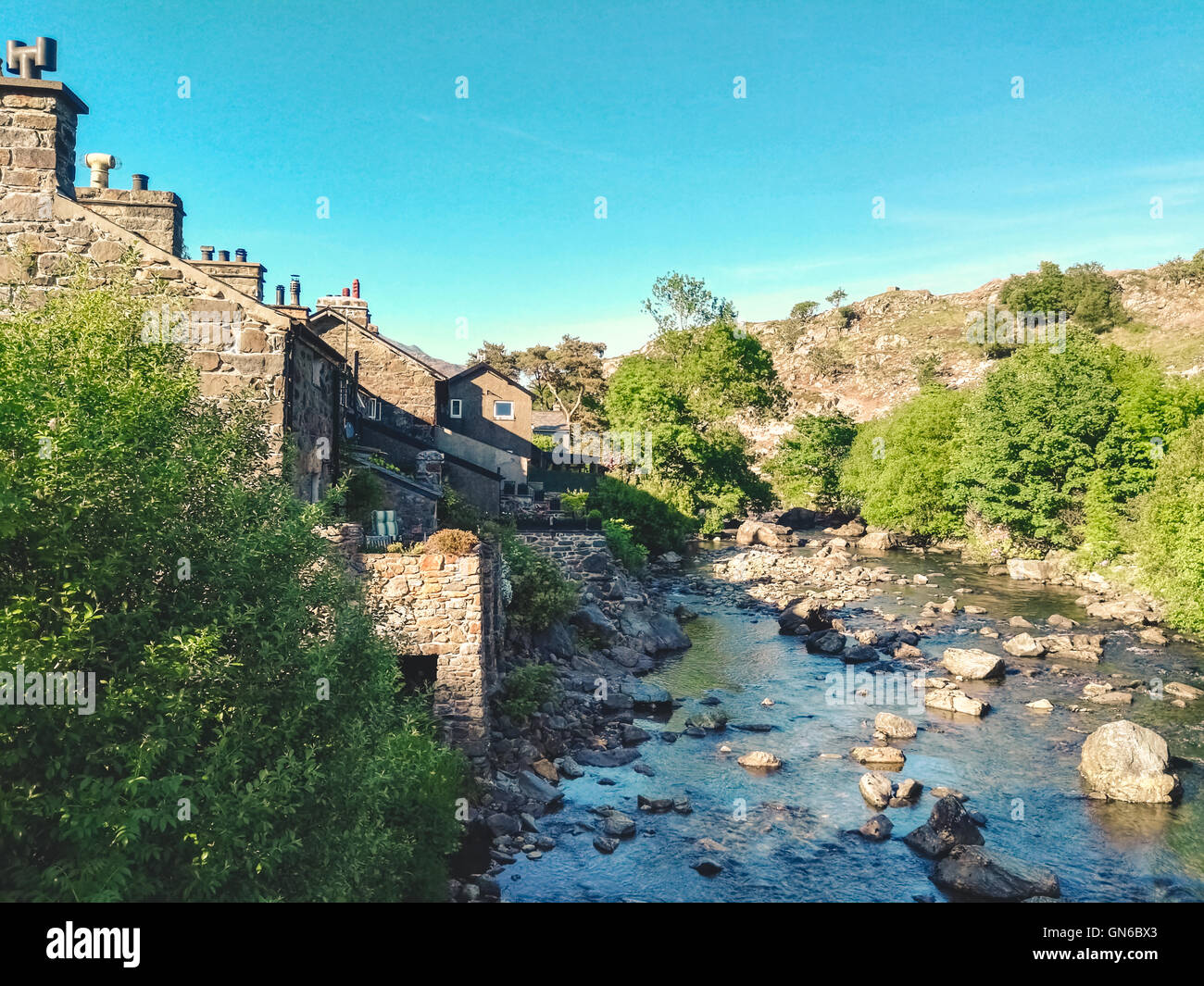 Fluss und Stein Häuser in Beddgelert Stockfoto