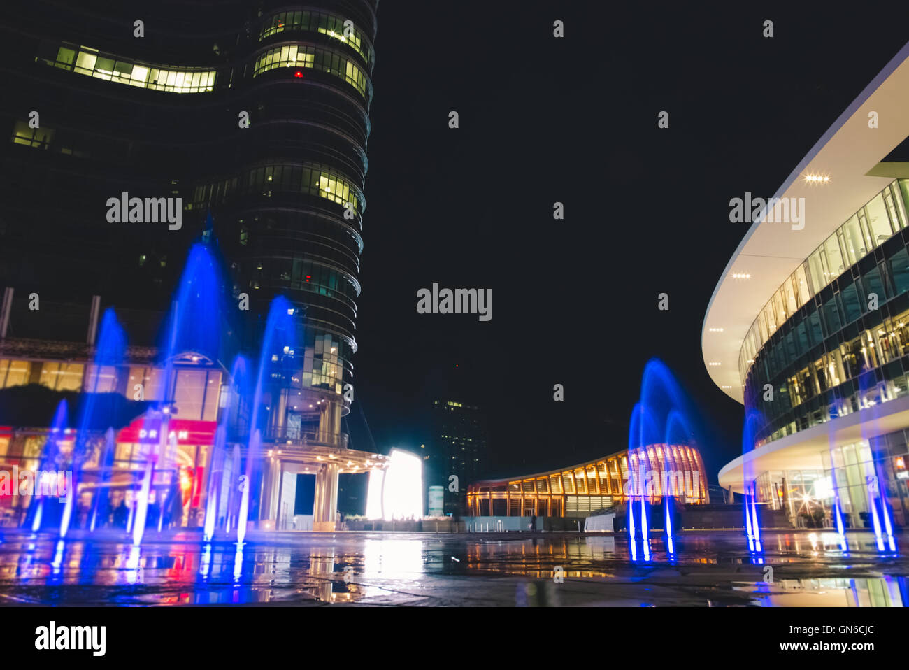 Moderne Plaza und bunten Brunnen bei Nacht Stockfoto