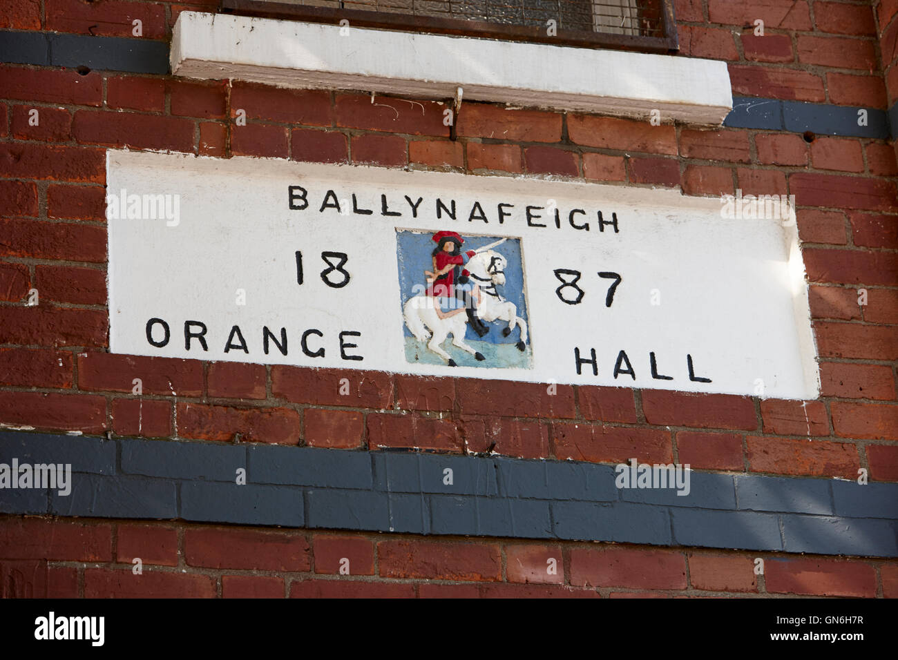 steinerne Datumsmarkierung über Ballynafeigh orange Hall in Süd-belfast Stockfoto