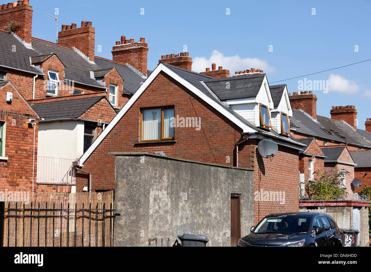 separater Eingang, zweistöckige Wohnhauserweiterung im hinteren Teil eine Reihe von Reihenhäusern Stockfoto