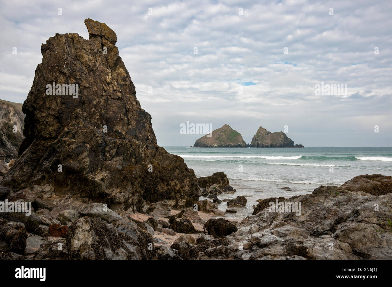 Der Strand von Holywell Bay an der Küste von Cornwall, England. Blick auf das Meer und die Felsen bekannt als Möwe rockt. Stockfoto