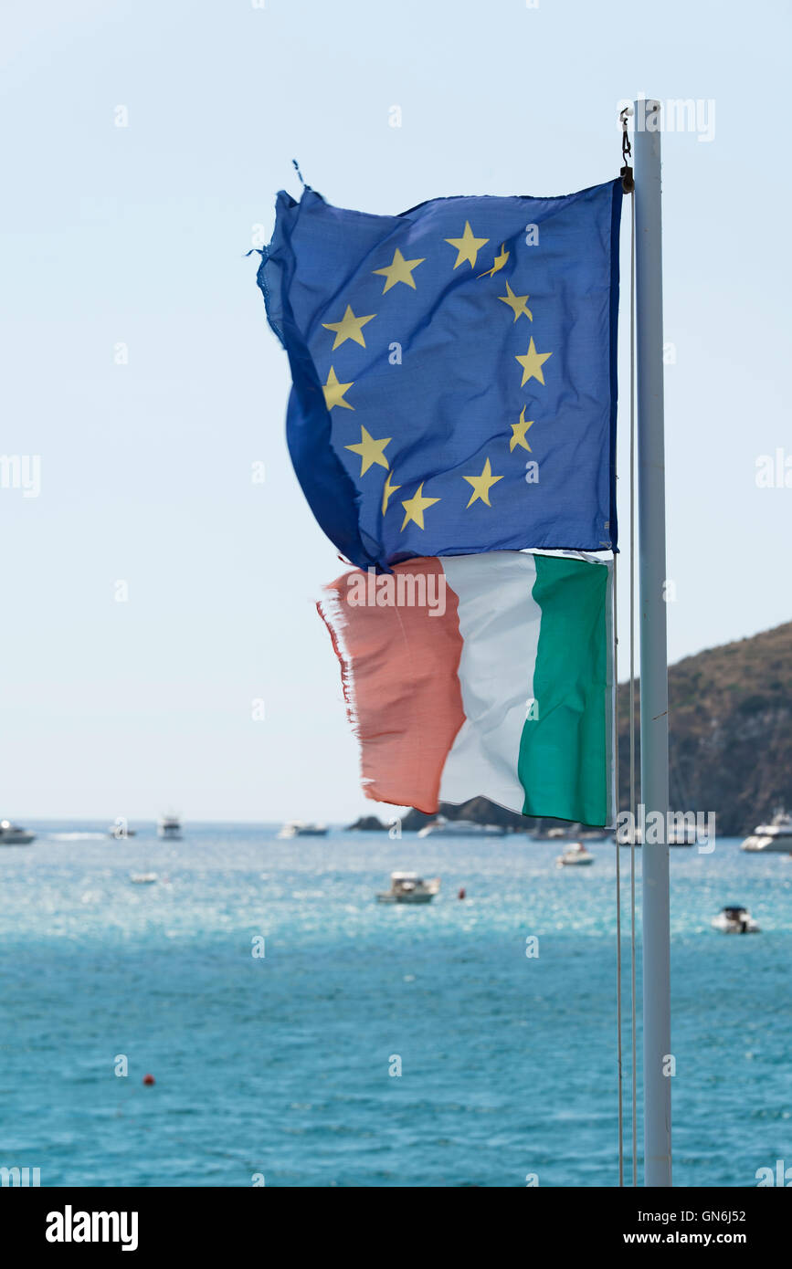 Europa-Flagge und italienischen Hintergrund mit Himmel und Meer Stockfoto