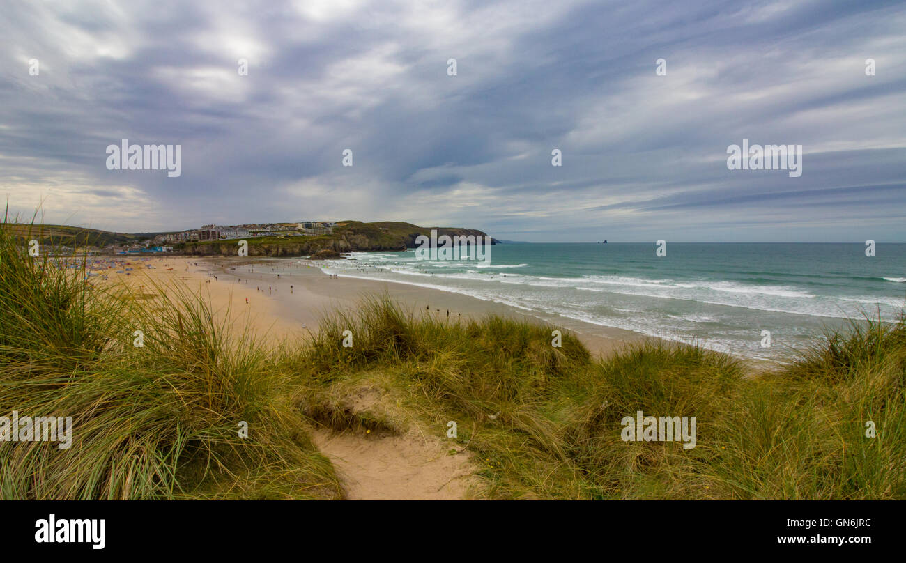 Polzeath Strand, Cornwall an einem trüben, kalten Sommernachmittag abgebildet. Aufnahme vom Küstenweg oberhalb des Strandes. Stockfoto