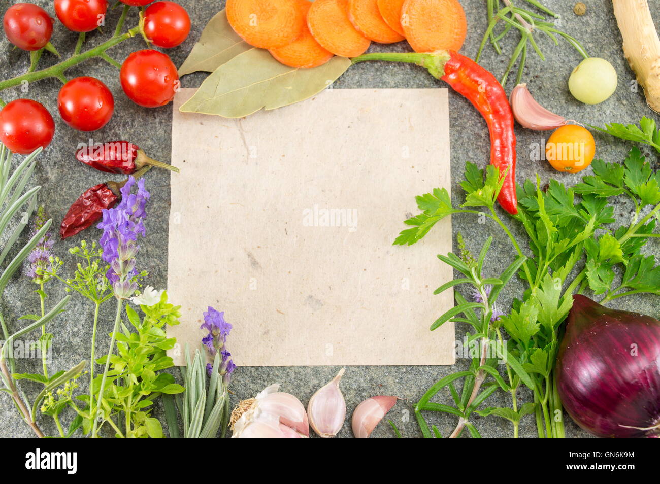 Papier zum Schreiben umgeben von frischem Gemüse Rezept Stockfoto