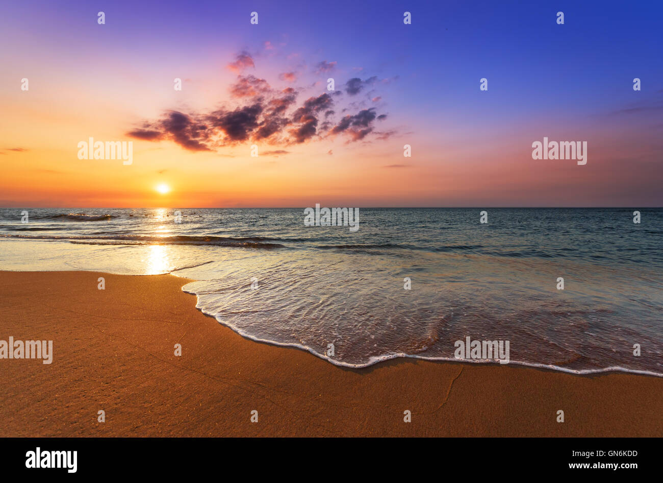 Schönen tropischen Sonnenaufgang am Strand. Stockfoto