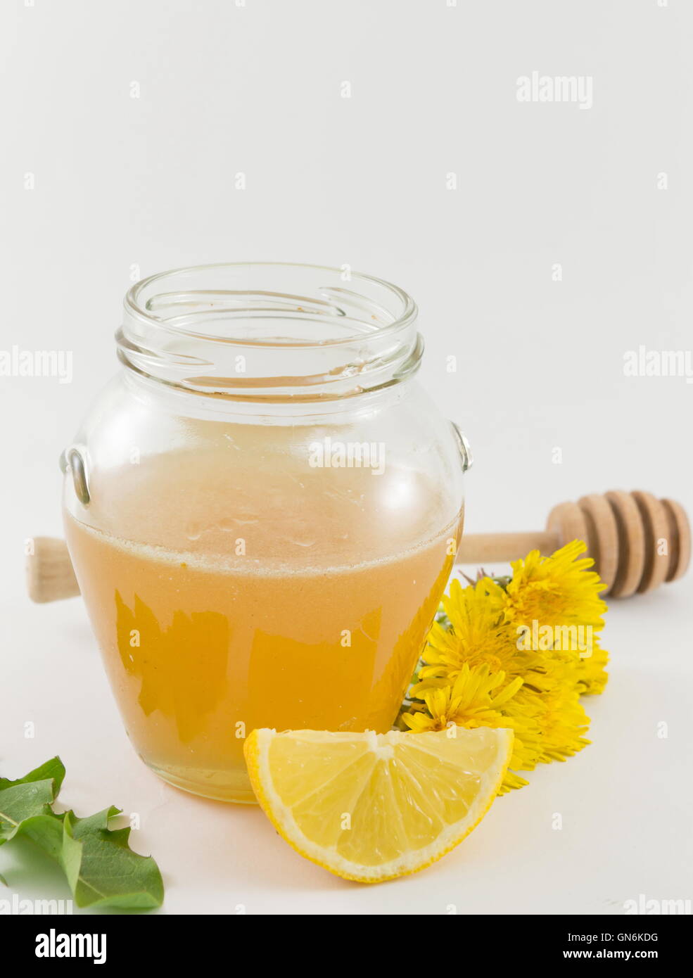 Glas Honig, Löwenzahn und frischen Zitronen gelb Stockfoto