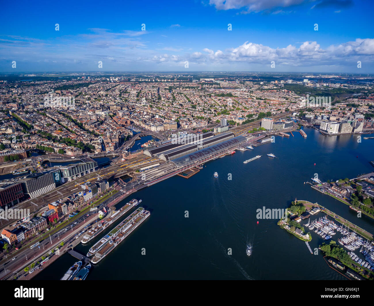 Luftaufnahme der Stadt über Amsterdam, The Netherlands. Blick aus der Vogelperspektive Stockfoto