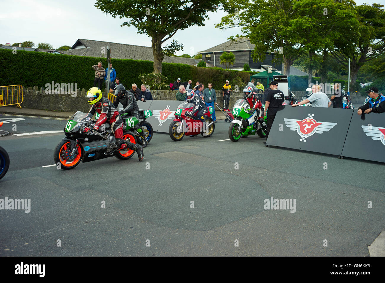 Supertwin leichte Fahrräder Line-up für die Praxis-Start bei den Manx Festival des Motorradfahrens 2016 Stockfoto