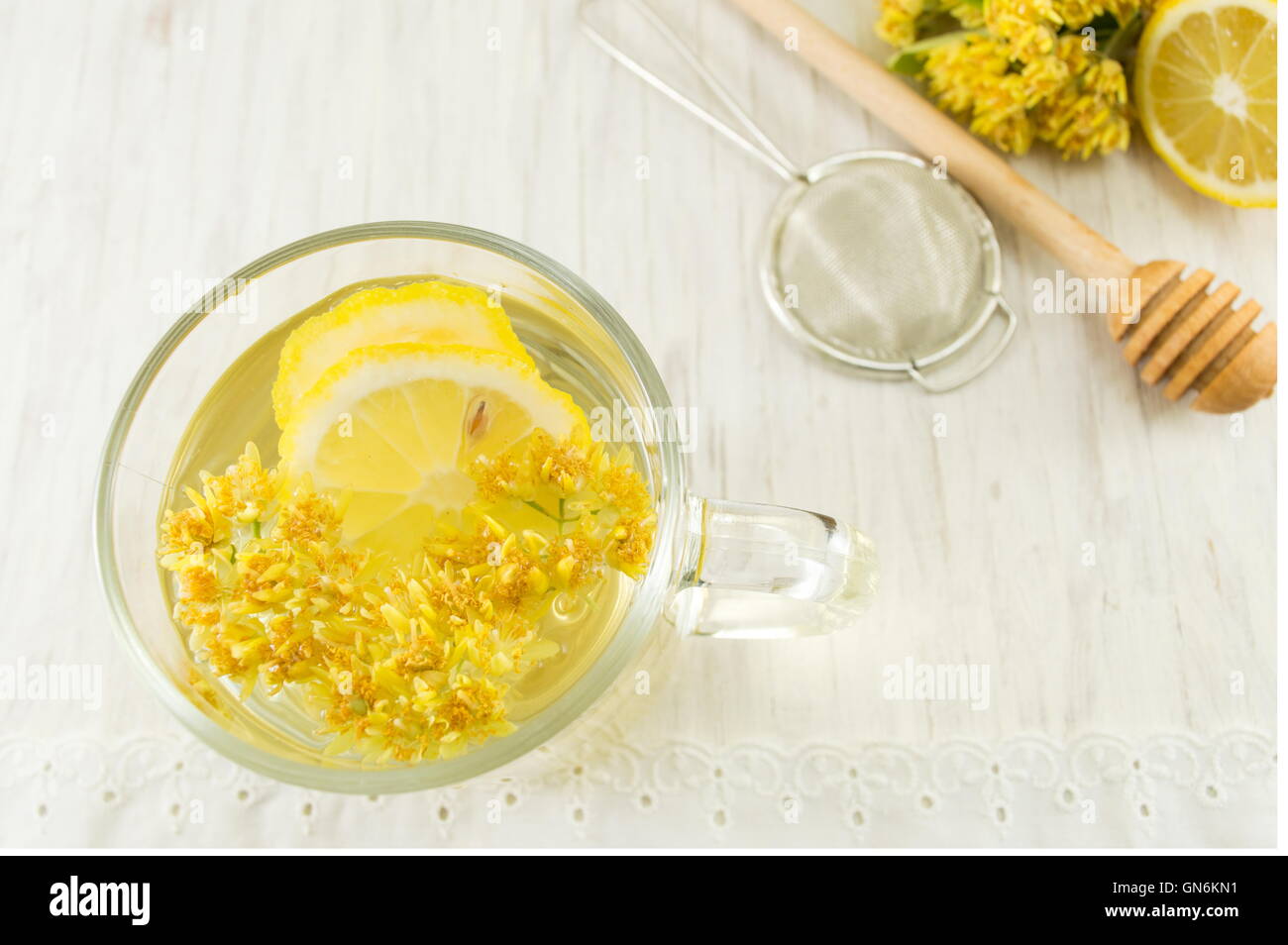 Linden-Tee mit frischen Blumen und Zitrone serviert Stockfoto