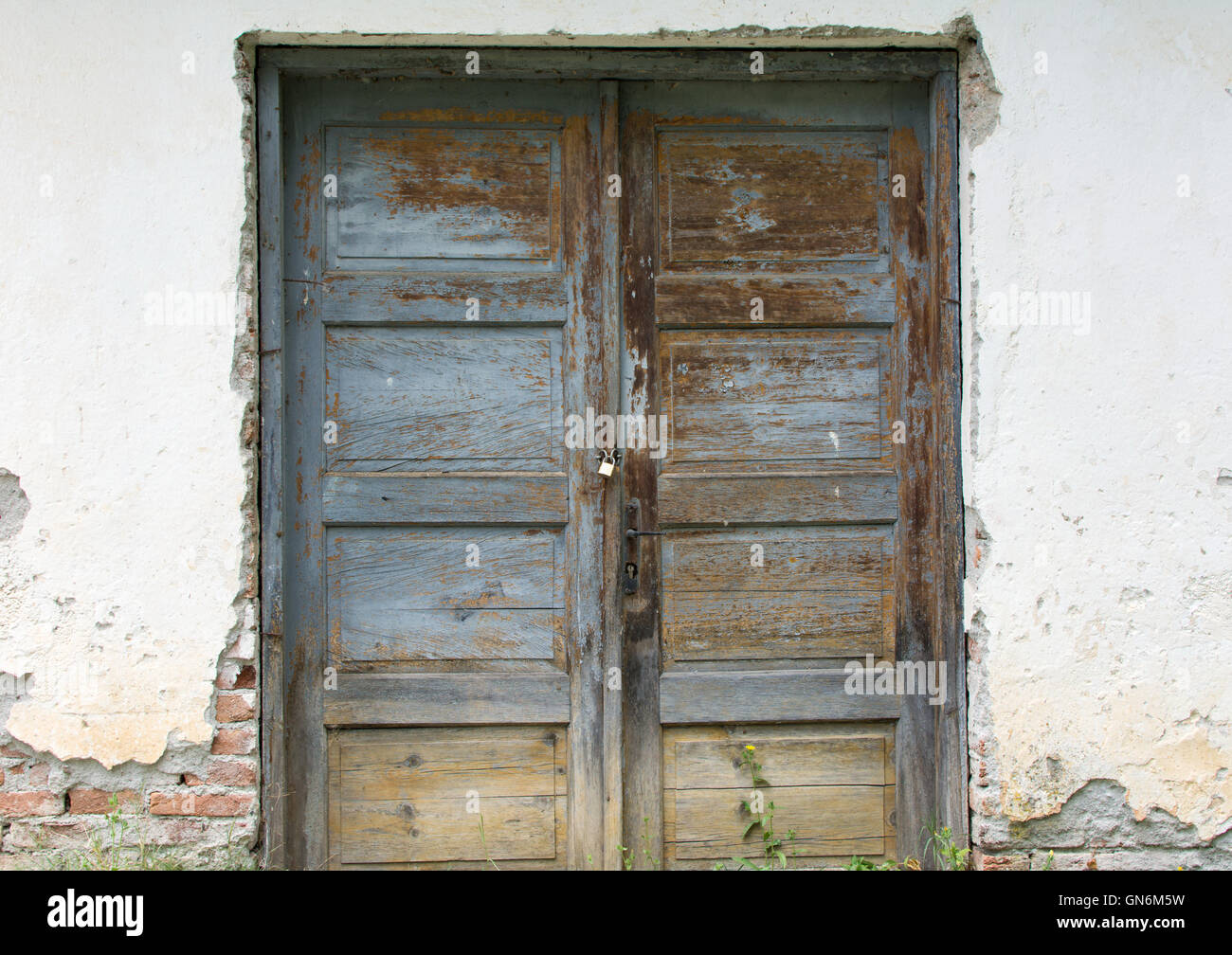 Alte hölzerne Haus Türen an Retro-Wand Stockfoto