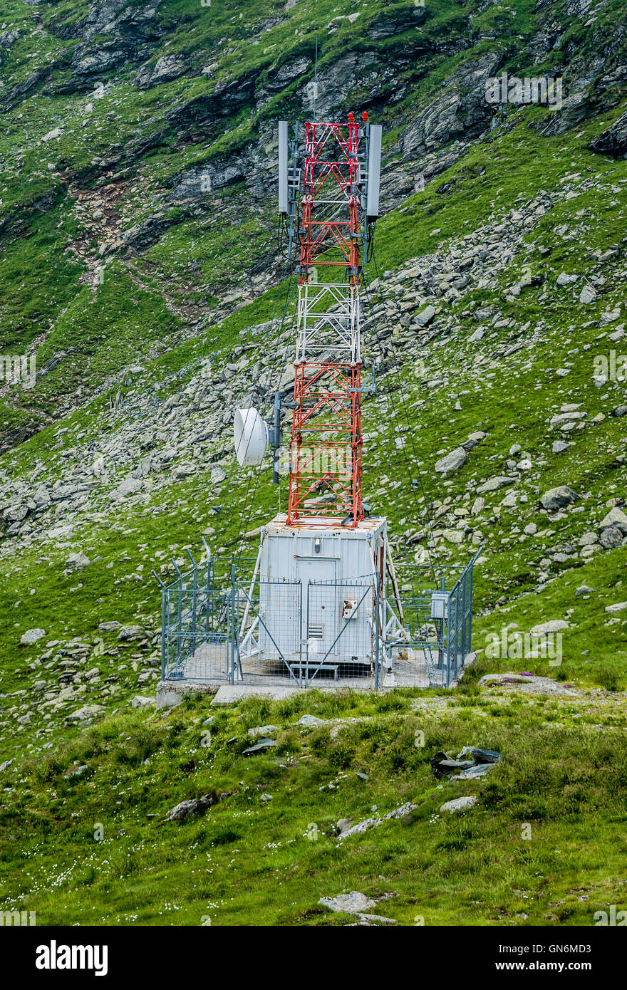 Mobilfunknetz Bahnhof neben Transfagarasan-Straße im südlichen Teil der Karpaten in Rumänien Stockfoto