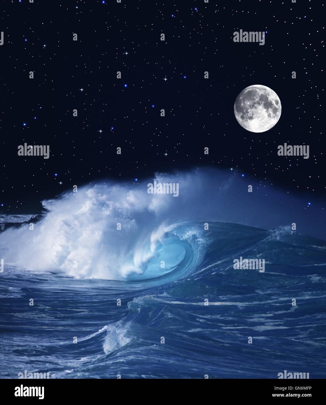 COMPOSITE VOLLMOND STÜRMISCHE 10 METER KÜSTENBRUCH MEERESWELLE Stockfoto