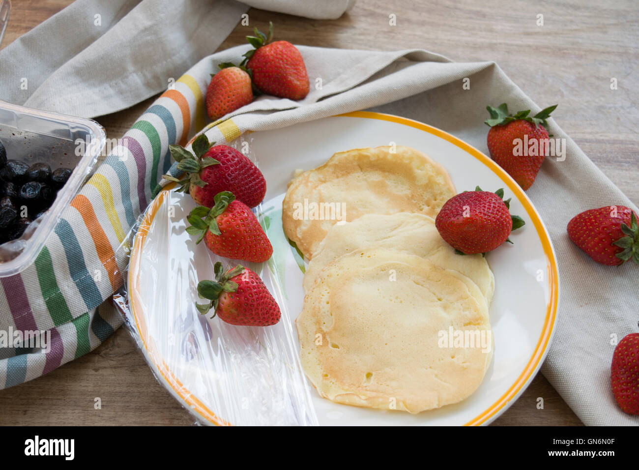 süße gebratene Pfannkuchen mit frischen Erdbeeren Stockfoto