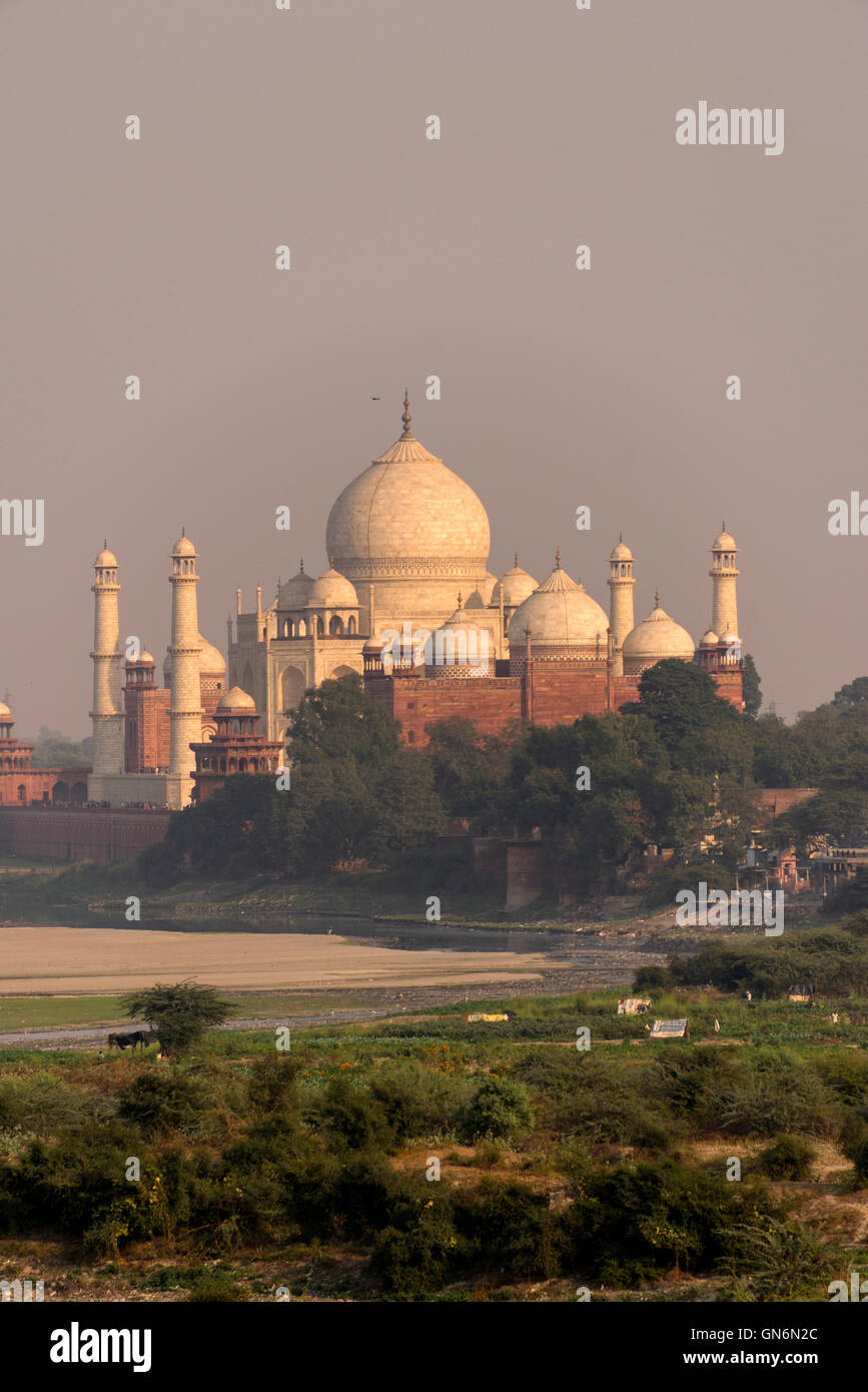 Der Taj Mahal und der Fluss Yamuna liegen in der Ferne in der Stadt Agra im indischen Bundesstaat Uttar Pradesh. Stockfoto