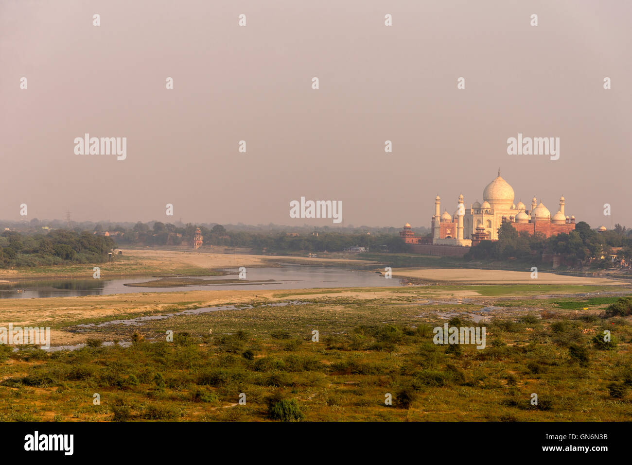 Der Taj Mahal und der Fluss Yamuna liegen in der Ferne in der Stadt Agra im indischen Bundesstaat Uttar Pradesh. Stockfoto