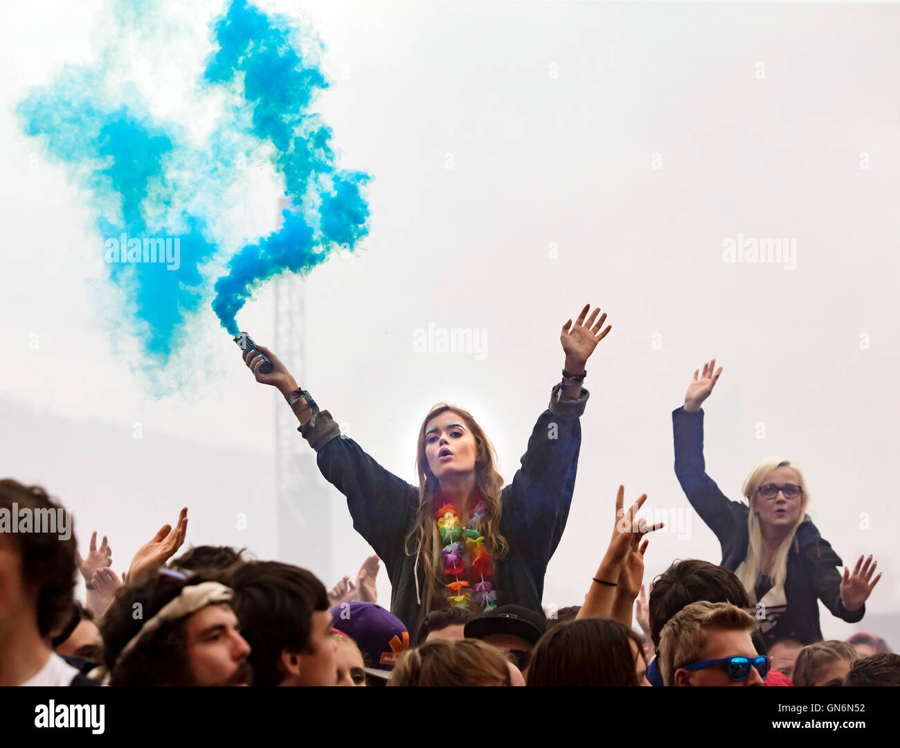 Farbige Rauch Fackeln sind durch Festivalbesucher während einer Aufführung von The Courteeners beim Leeds Festival im Braham Park, West Yorkshire abgesetzt. Stockfoto