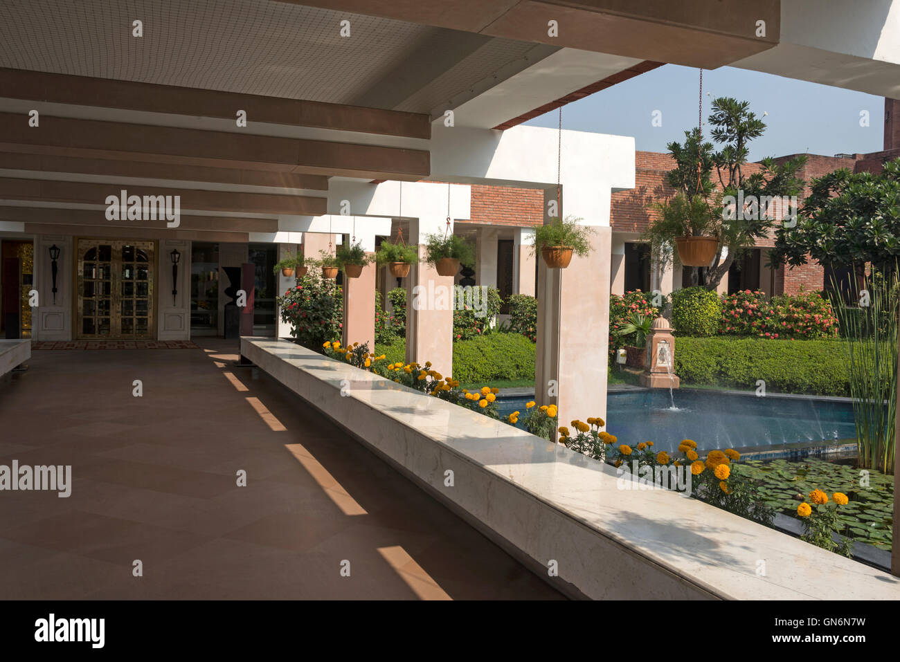 Unter dem Foyer, das zum Hauptempfang im ITC Mughal Hotel in Agra, Uttar Pradesh, Indien, führt Stockfoto