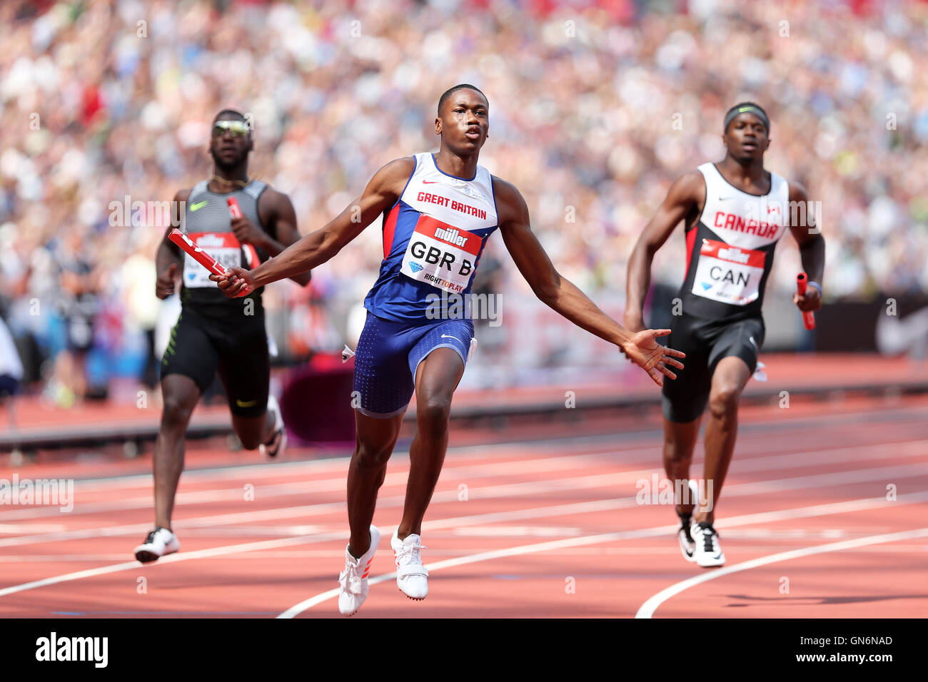 Ojie EDOBURUN läuft die letzte Etappe für Team GBR B, in der Männer 4x100m Staffel, bei der IAAF Diamond League London Jubiläumsspiele, Queen Elizabeth Olympic Park, Stratford, London, UK. Stockfoto