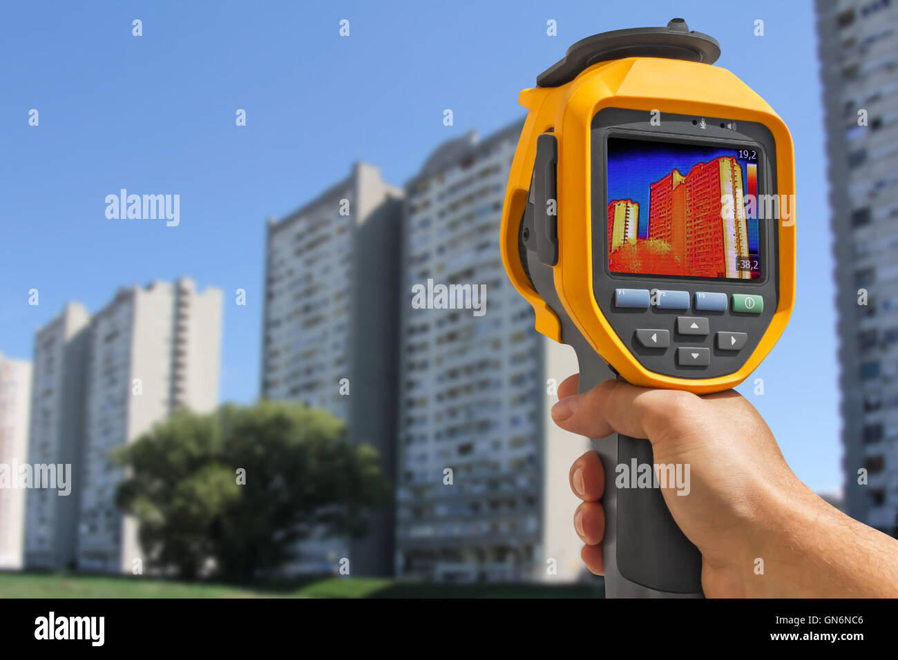 Aufnahme Wärmeverlust an das Wohngebäude mit Infrarot-Wärmebildkamera Stockfoto