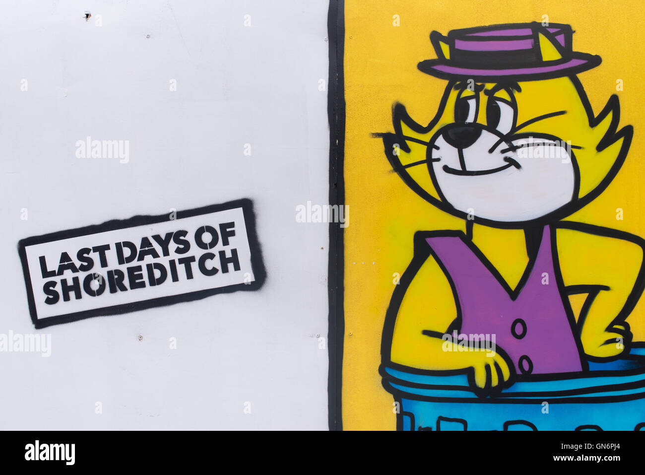 Graffiti, Hanna-Barbera darstellt die Top Cat und Worte letzte Tage von Shoreditch daneben. Stockfoto