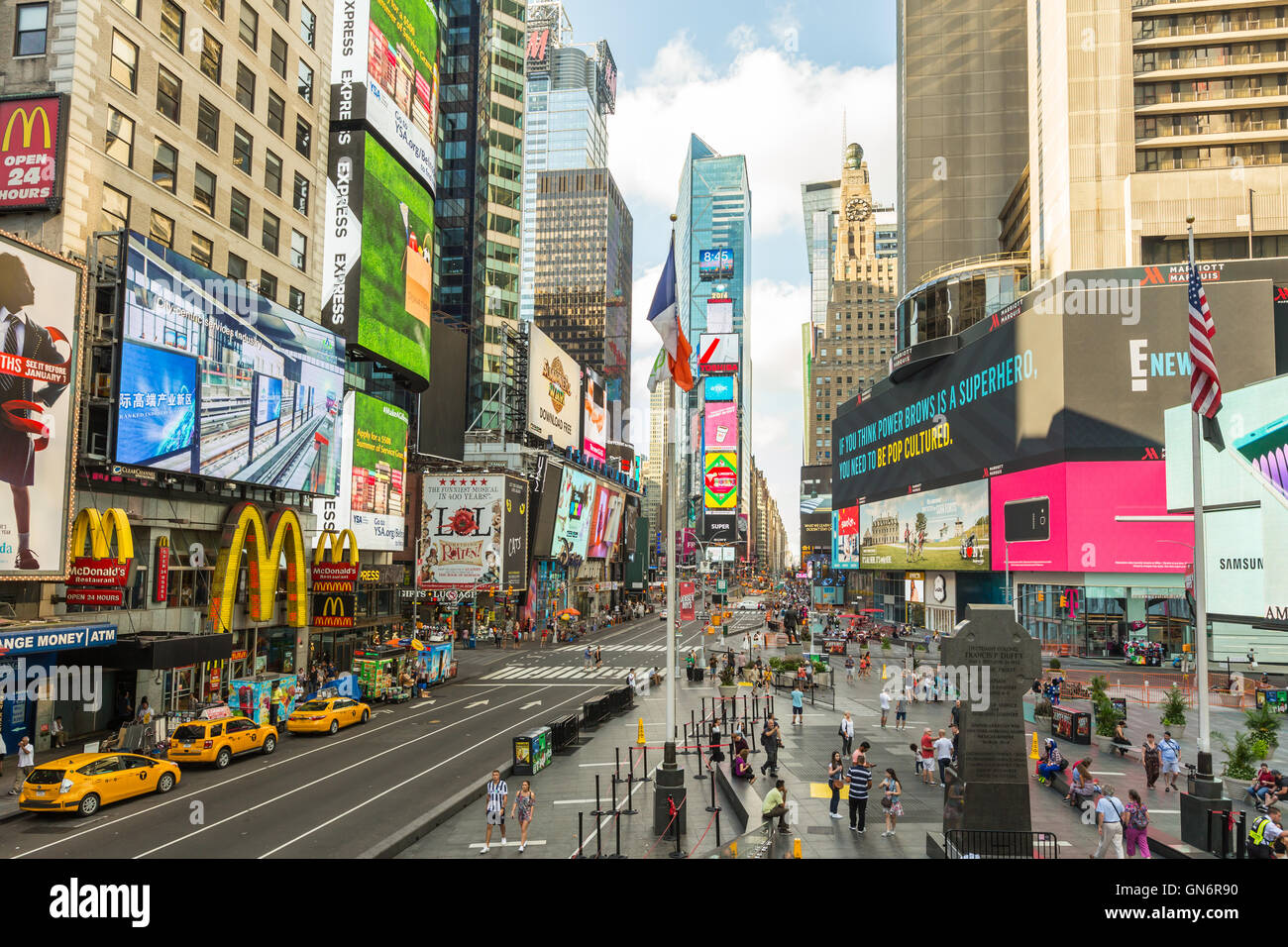 Ein relativ menschenleeren Blick auf Times Square Blick nach Süden an der 7th Avenue am Wochenende morgens früh in New York City. Stockfoto