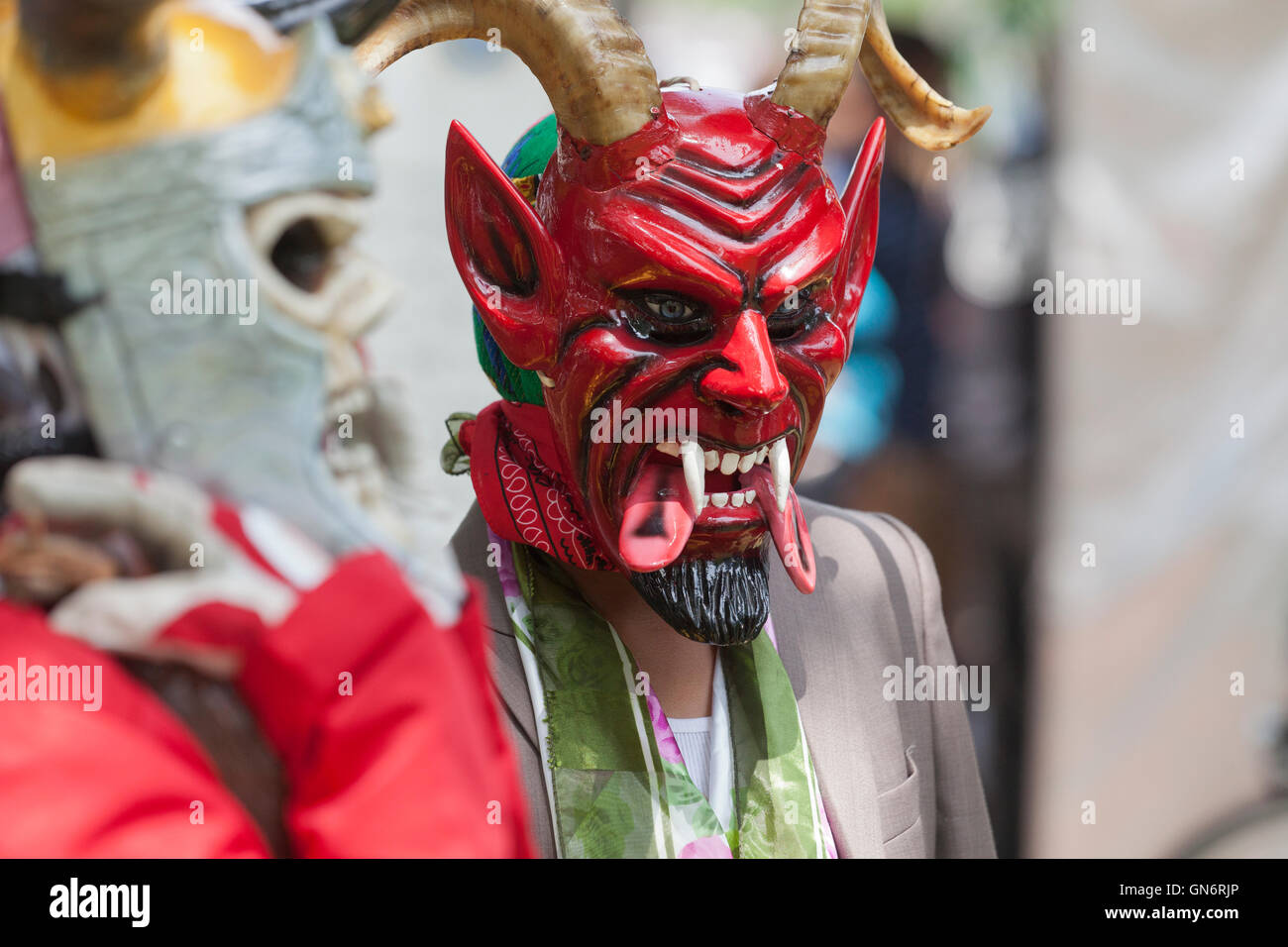 Traditionelle mexikanische Falte Tänzerin mit Teufels-Maske Stockfoto