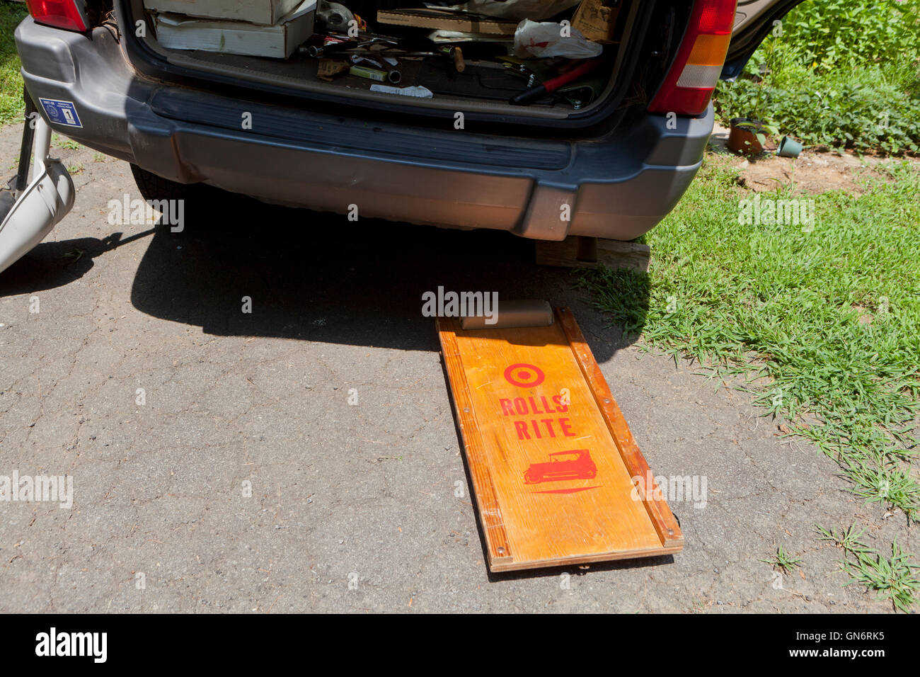 Hölzerne Mechaniker Roller Schlingpflanze unter Auto - USA Stockfotografie  - Alamy