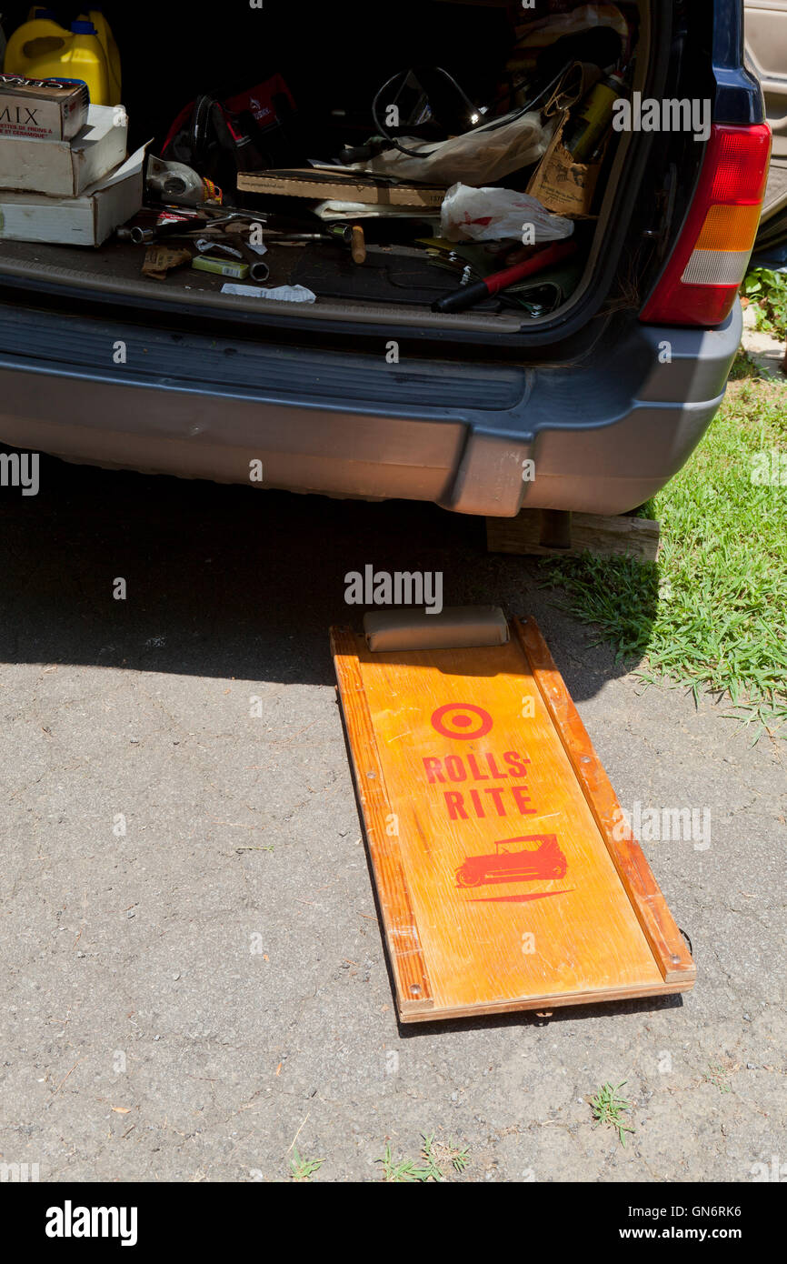 Hölzerne Mechaniker Roller Schlingpflanze unter Auto - USA Stockfoto