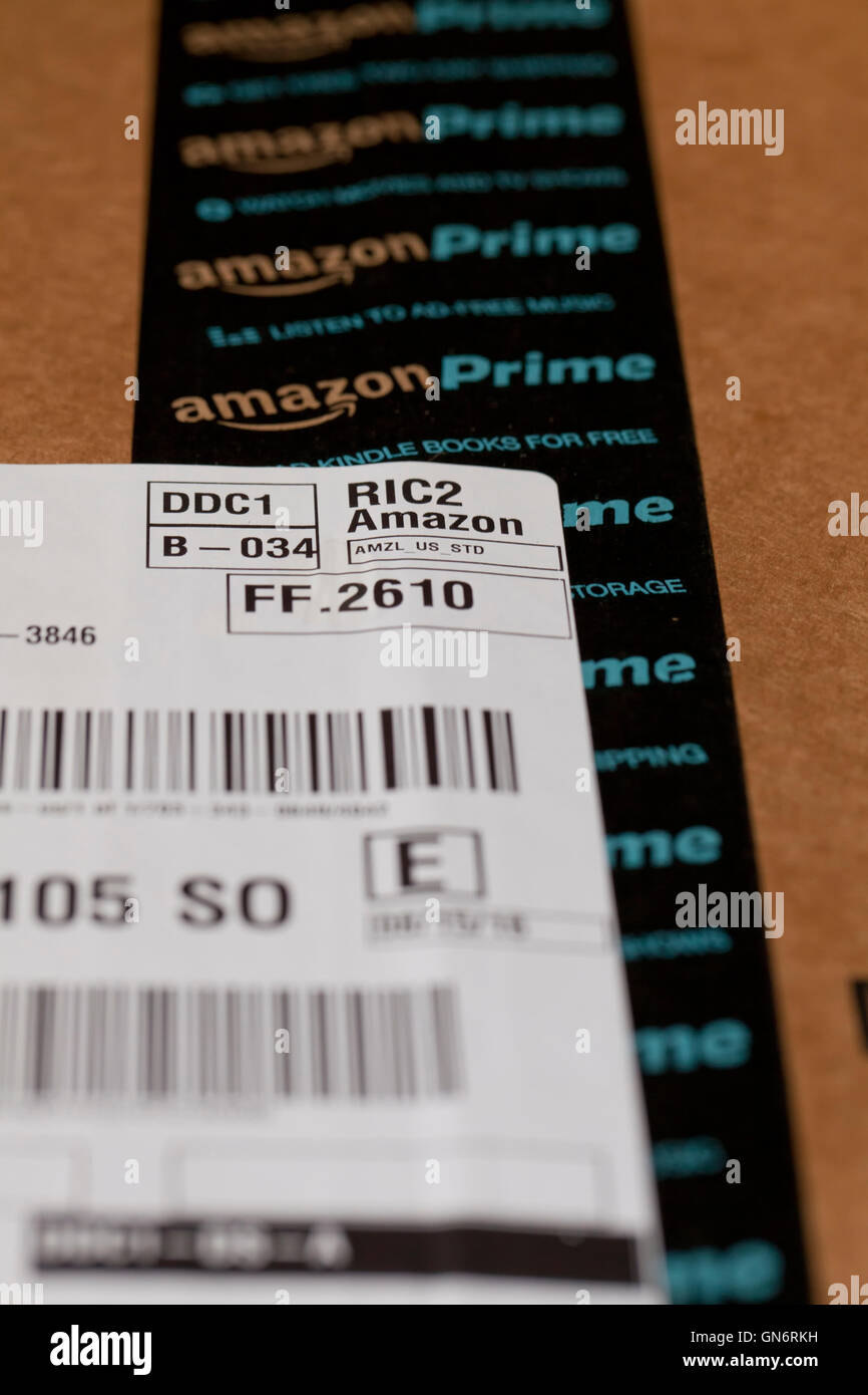 Amazon Versandetikett auf Paket - USA Stockfotografie - Alamy