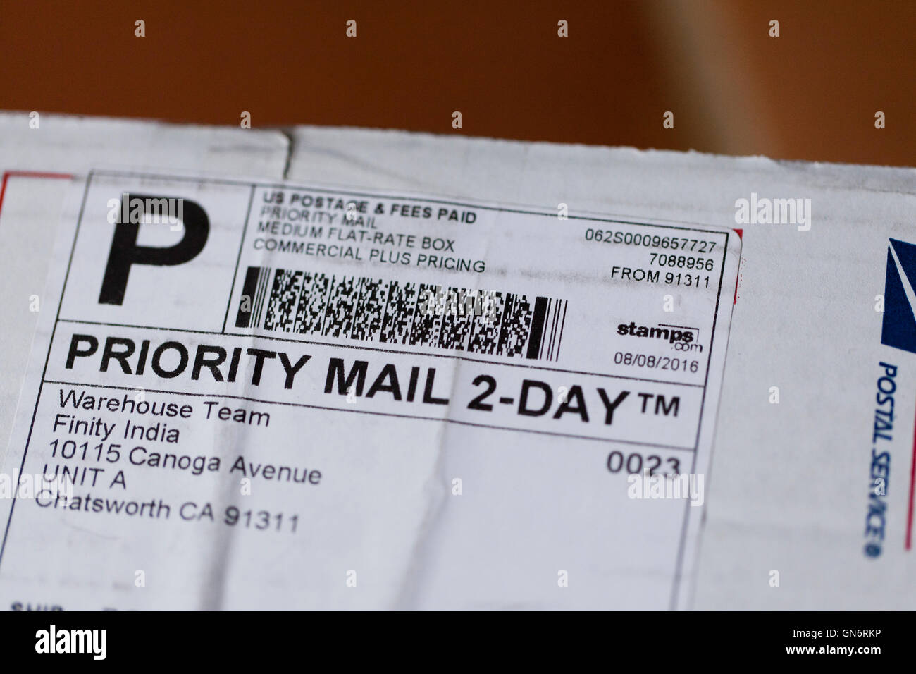 USPS Priority Mail 2-Tages Versandetikett auf Paket (Priority Mail) - USA Stockfoto