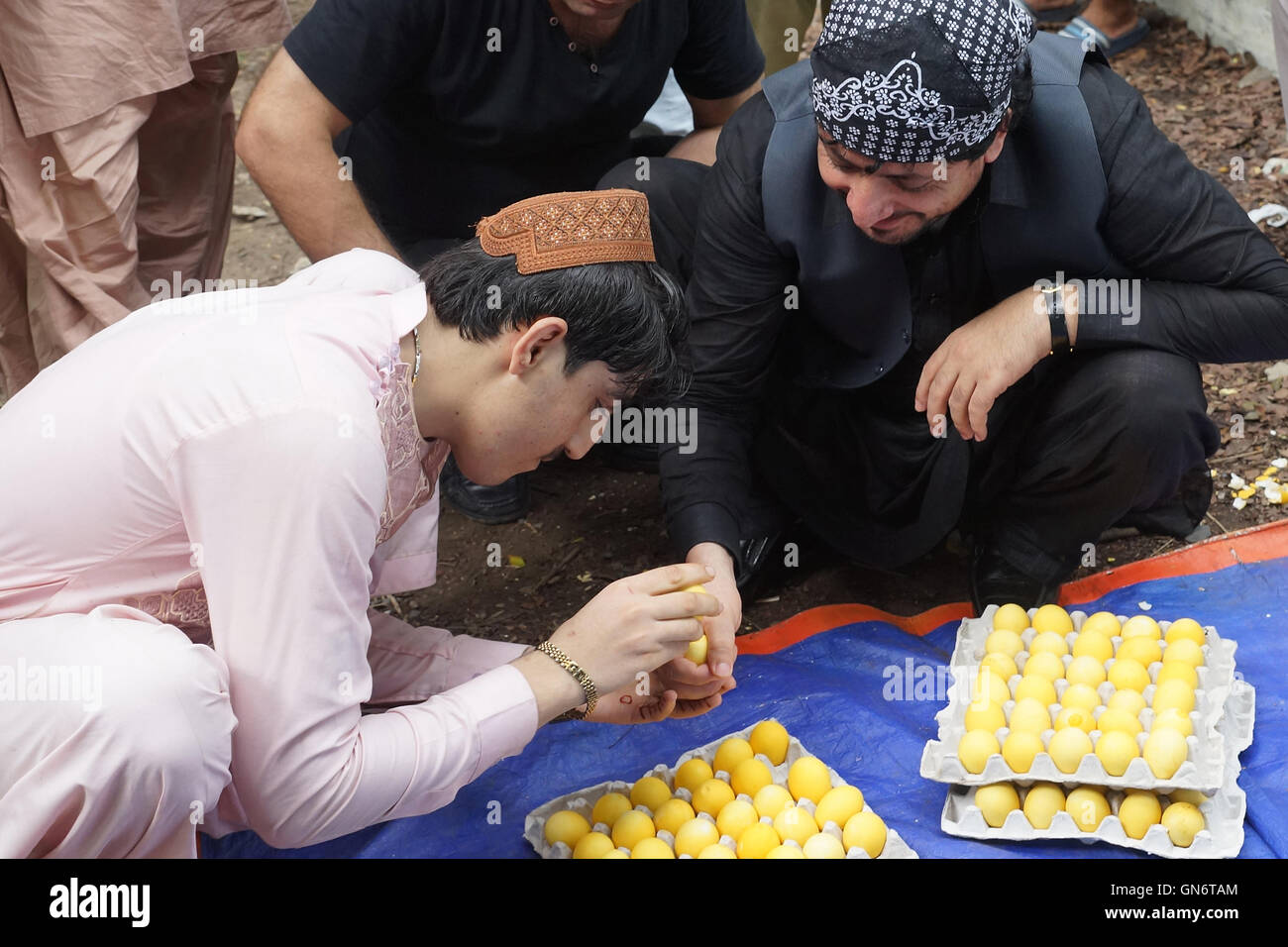 Afghanen (genannt Kabuliwala) bleiben Kolkata spielen Anda Kushti (hartgekochtes Ei Kämpfe) Stockfoto