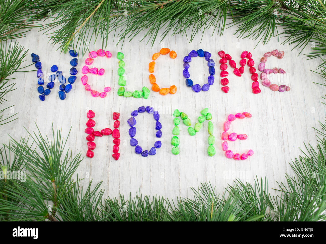 Startseite Begrüßung mit kleinen bunten Steinen geschrieben Stockfoto