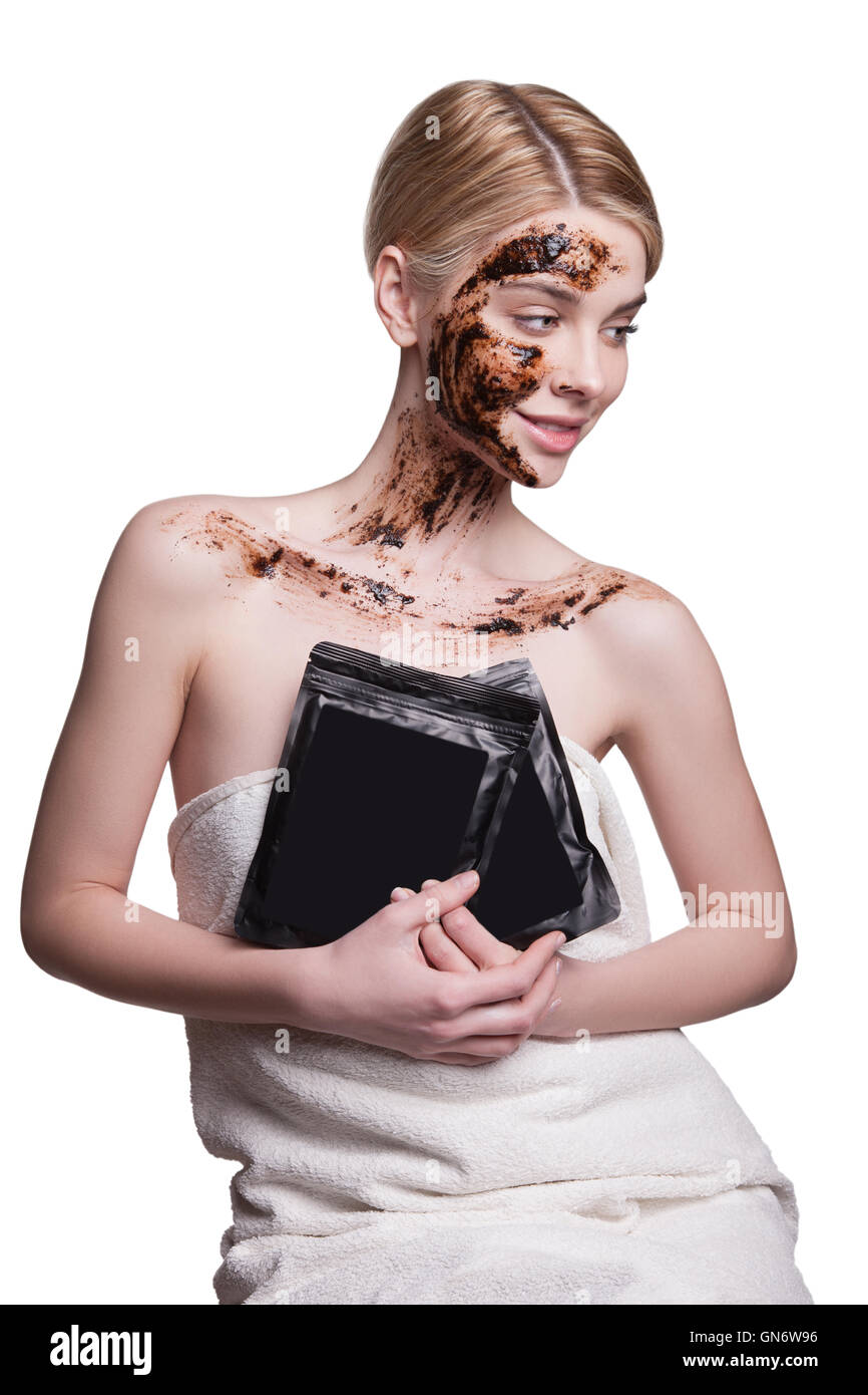 Schöne junge Frau gilt Kaffee Maske für Gesicht, verjüngende Wirkung,  glättet Falten, reduziert die Poren, schönes Gesicht, Farbe, erneuert die  Zellen der Haut Stockfotografie - Alamy