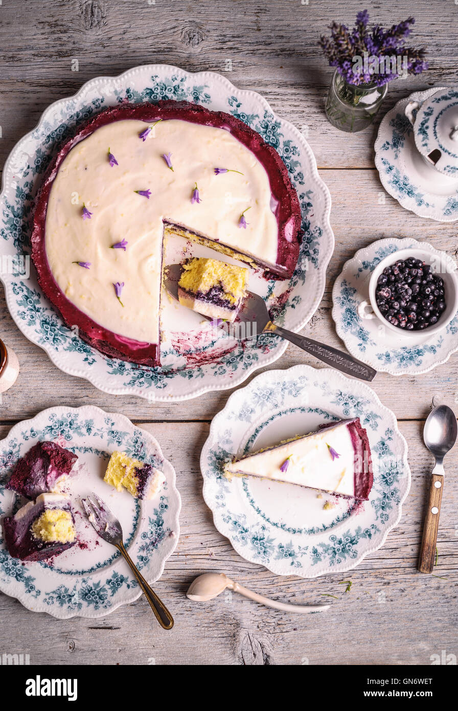 Draufsicht der Heidelbeer-Kuchen mit Schlagsahne Joghurt, Mascarpone und Sahne Stockfoto