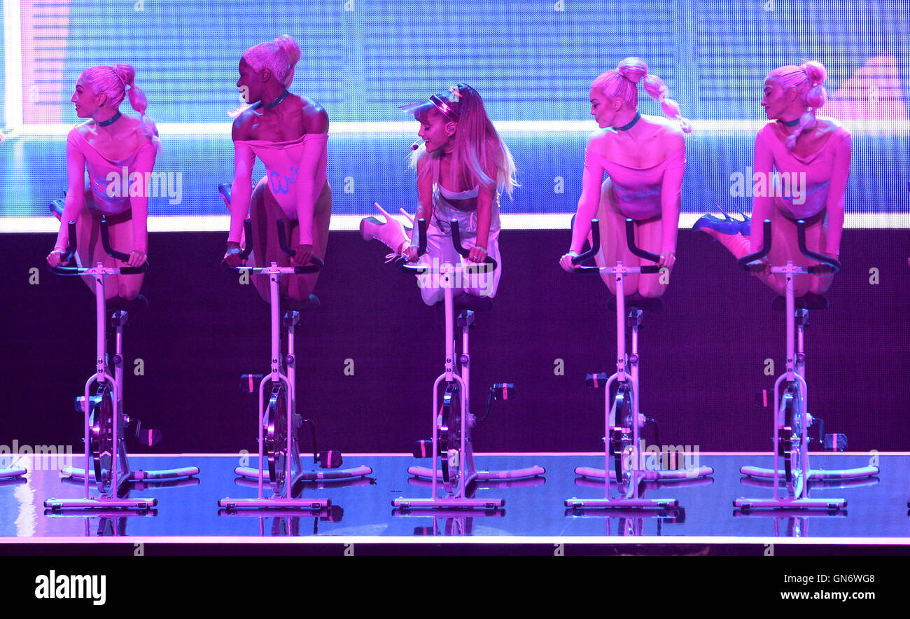 Ariana Grande führt auf der Bühne während der Show bei den MTV Video Music Awards 2016, Madison Square Garden, New York City. Stockfoto