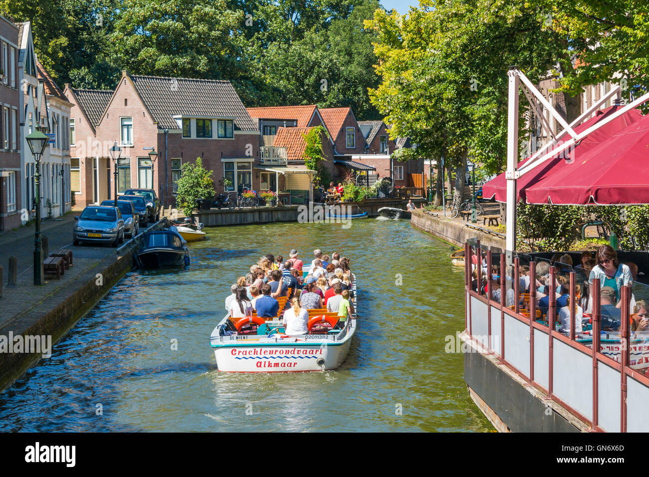 Touristen auf Sightseeing-Boot Kreuzfahrt auf Lindegracht Kanal in Alkmaar, Niederlande Stockfoto