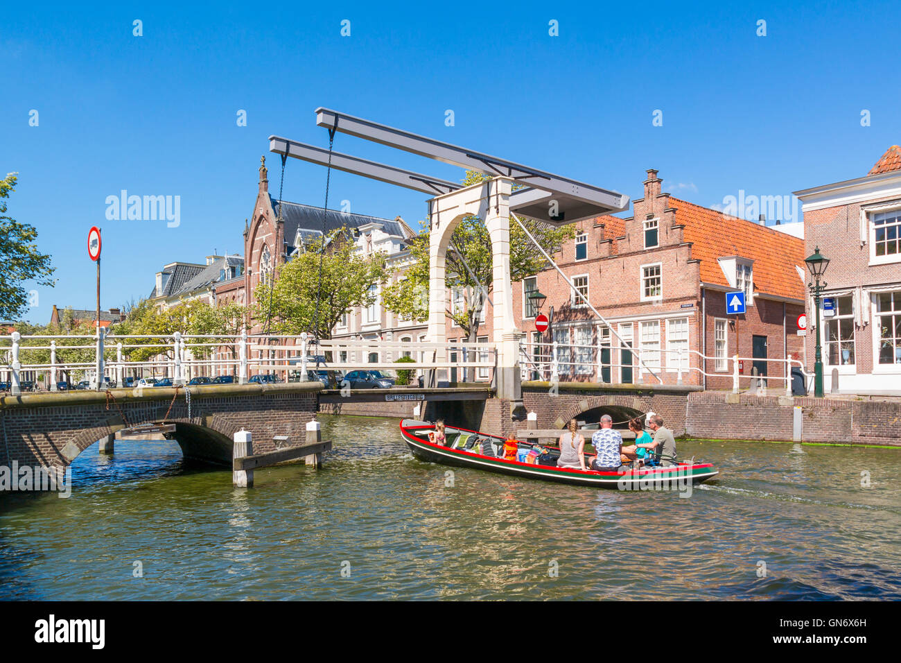 Menschen am Boot vorbei Brillesteegbrug auf Oudegracht Kanal in Alkmaar, Nordholland, Niederlande Stockfoto