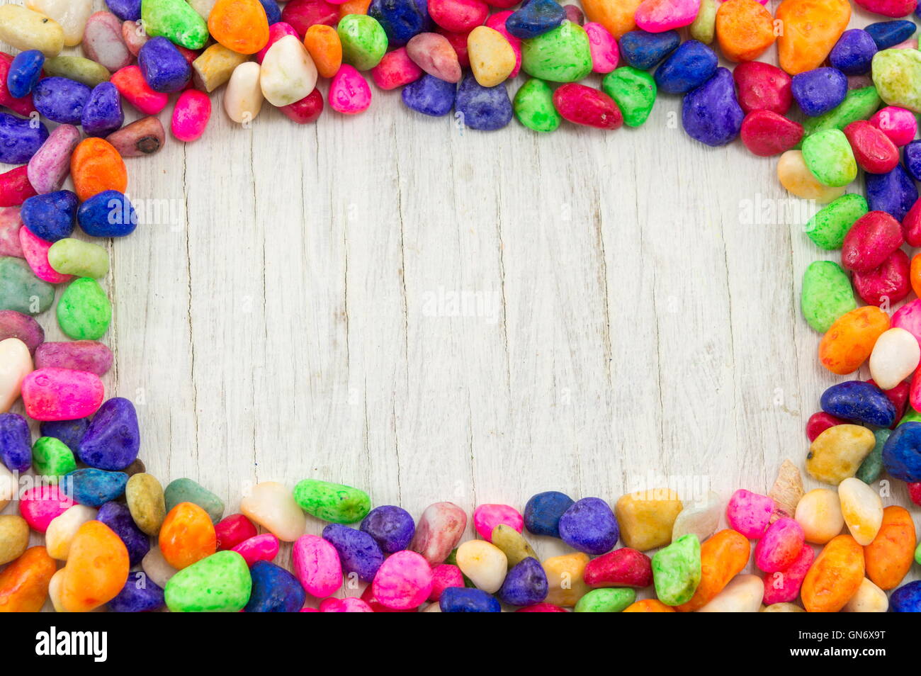 bunte Felsen dekoriert weißen Holzrahmen Stockfoto