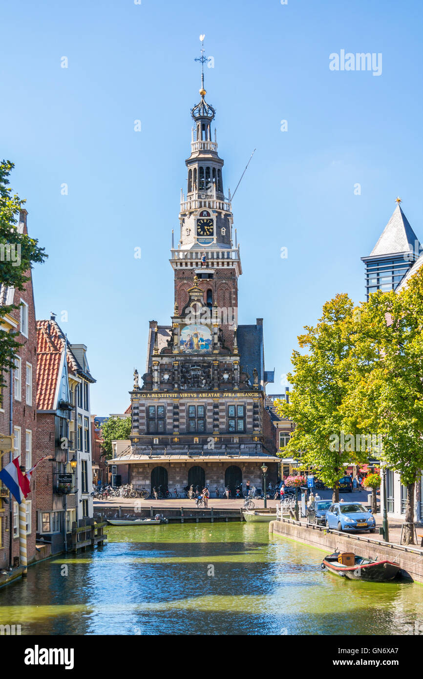 Wiegen Sie Haus, Waag, vom Zijdam Kanal in Alkmaar, Nordholland, Niederlande Stockfoto