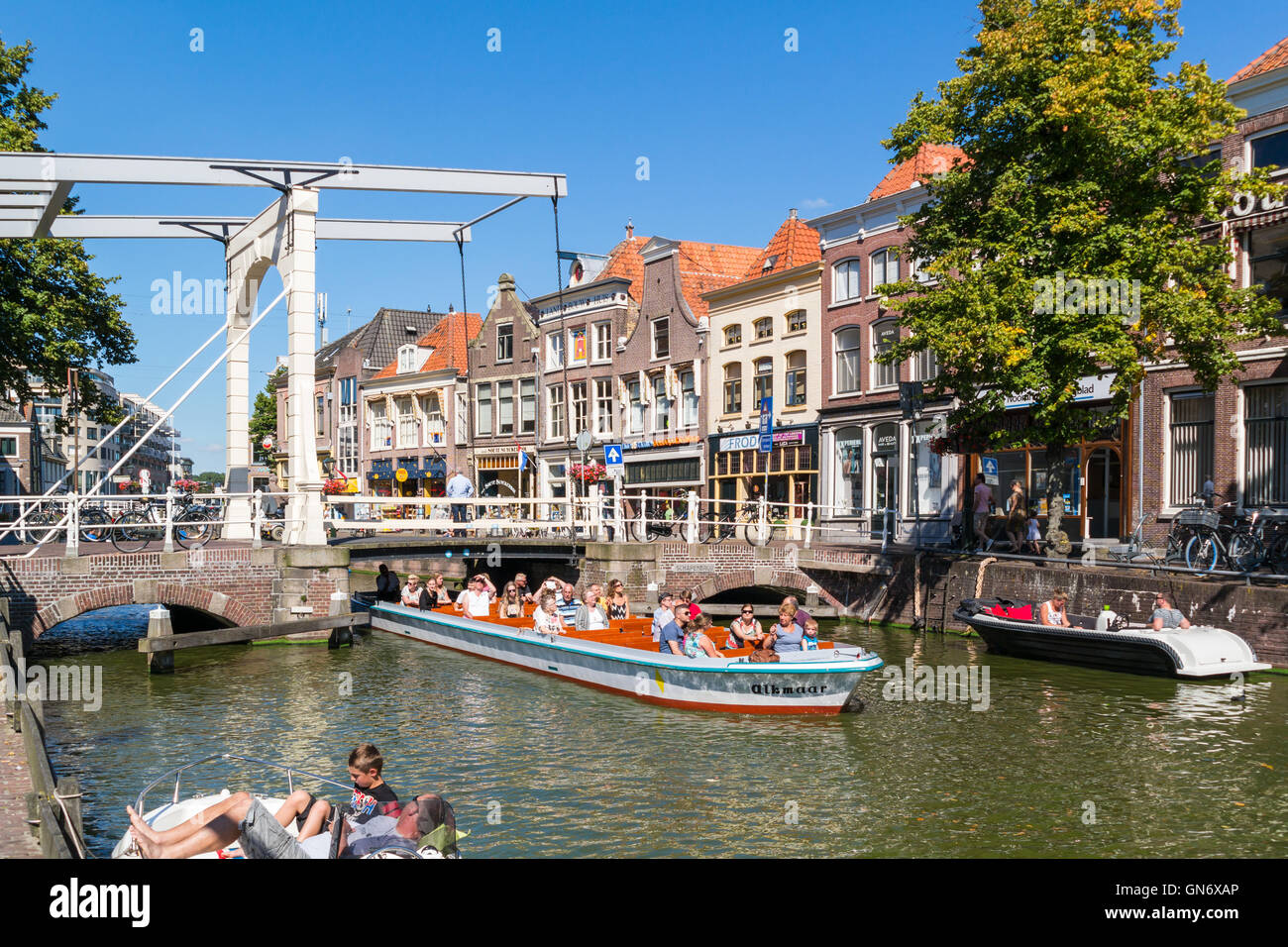 Touristen auf Sightseeing-Boot und Schapenbrug Zugbrücke am Voordam-Kanal in Alkmaar, Niederlande Stockfoto