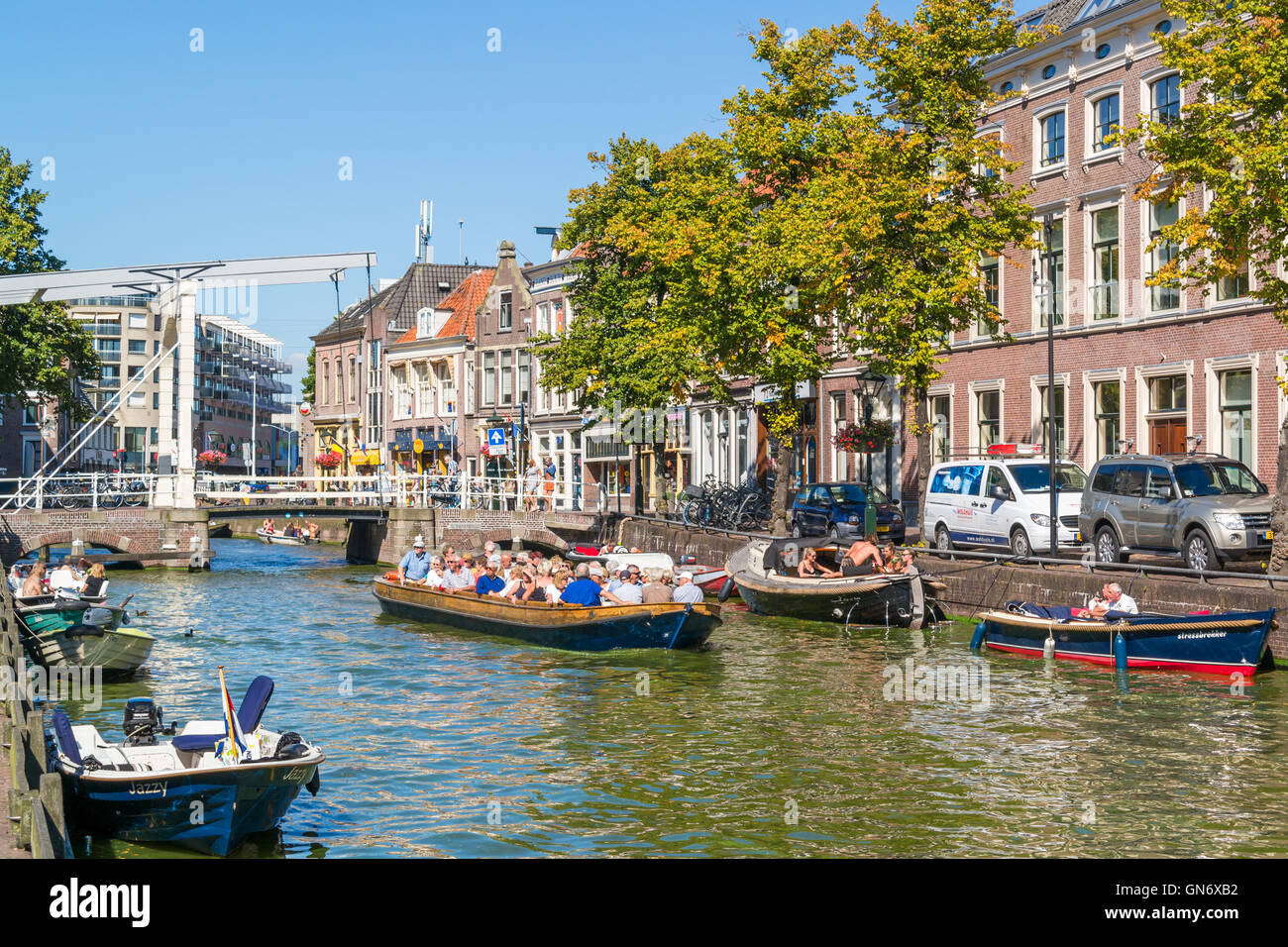 Touristen auf Sightseeing-Boot und Schapenbrug Zugbrücke am Voordam-Kanal in Alkmaar, Niederlande Stockfoto