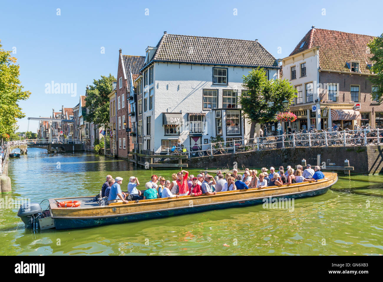 Touristen, die Besichtigung im Boot auf Zijdam Kanal in Alkmaar, Nordholland, Niederlande Stockfoto