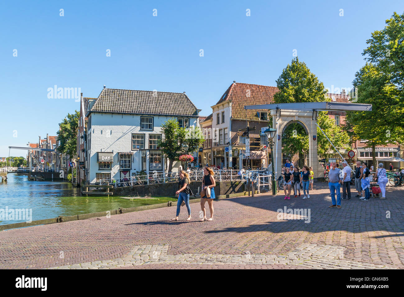 Menschen wandern und sightseeing am Kai in der Nähe von Bathbrug und Zijdam in Alkmaar, Niederlande Stockfoto