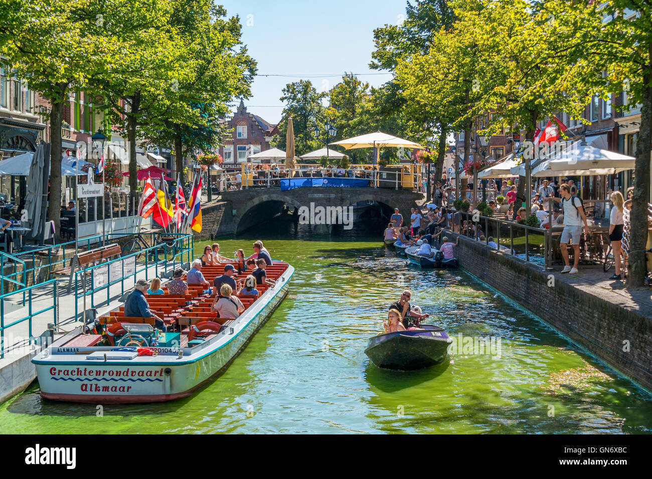 Menschen und touristischen Boot auf Mient Kanal in Alkmaar, Nordholland, Niederlande Stockfoto
