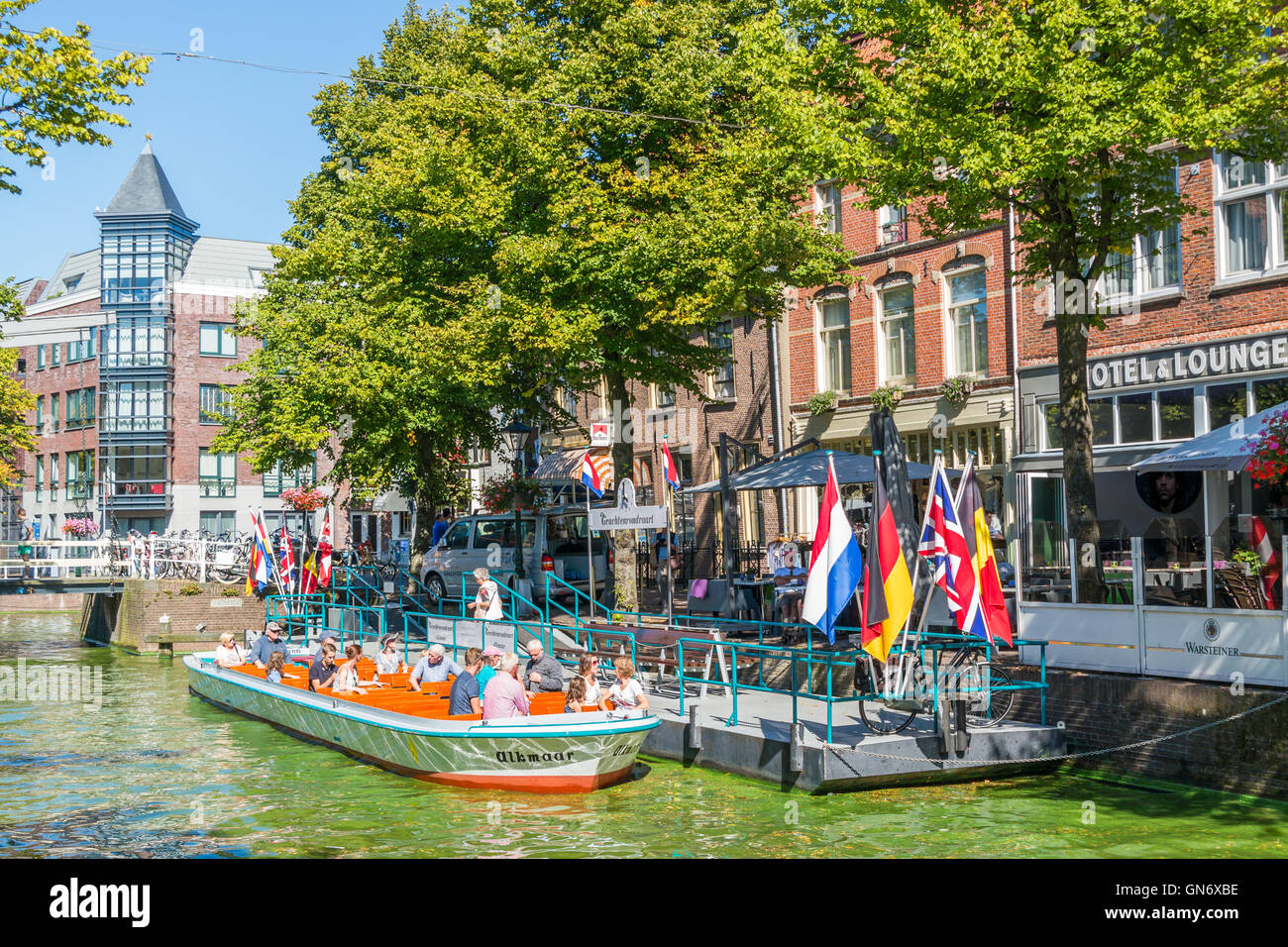 Menschen und touristischen Boot auf Mient Kanal in Alkmaar, Nordholland, Niederlande Stockfoto