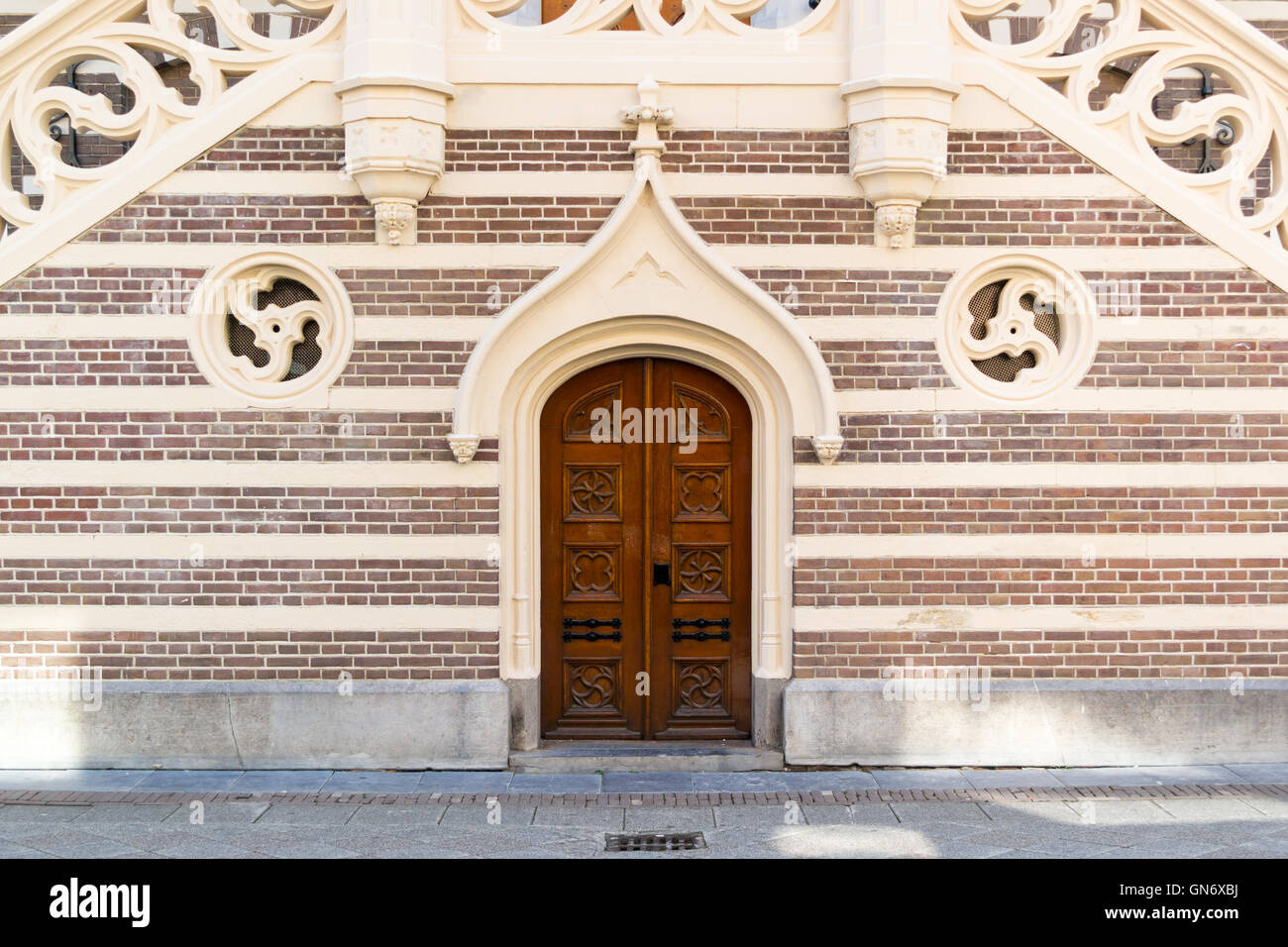 Eingangstür der vorderen Fassade des Rathauses im Zentrum von Alkmaar, Nordholland, Niederlande Stockfoto