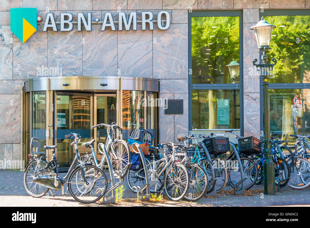 ABNAMRO Bank Niederlassung mit abgestellten Fahrrädern in Alkmaar, Nordholland, Niederlande Stockfoto