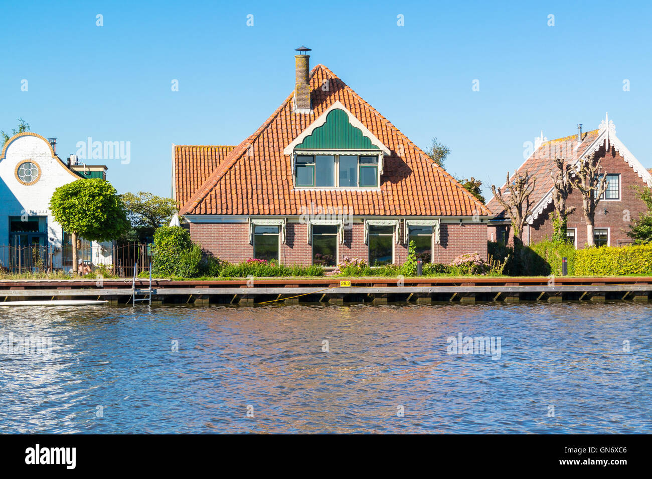 Waterfront Häuser neben Kanaal hatte in Oost-Graftdijk, Alkmaar, Nordholland, Niederlande Stockfoto