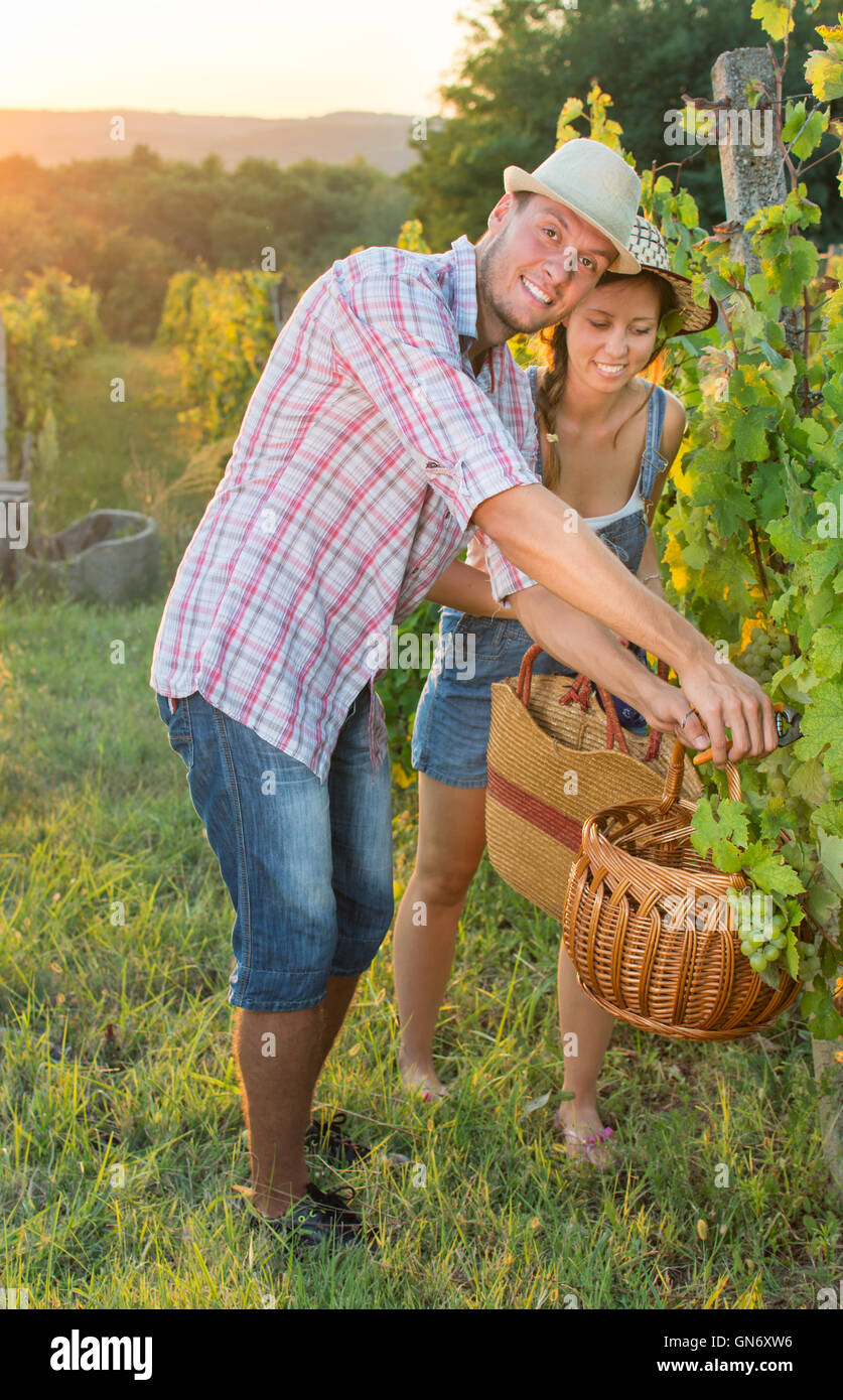 Paar in der Weinlese auf dem Weingut hält einen Korb Stockfoto